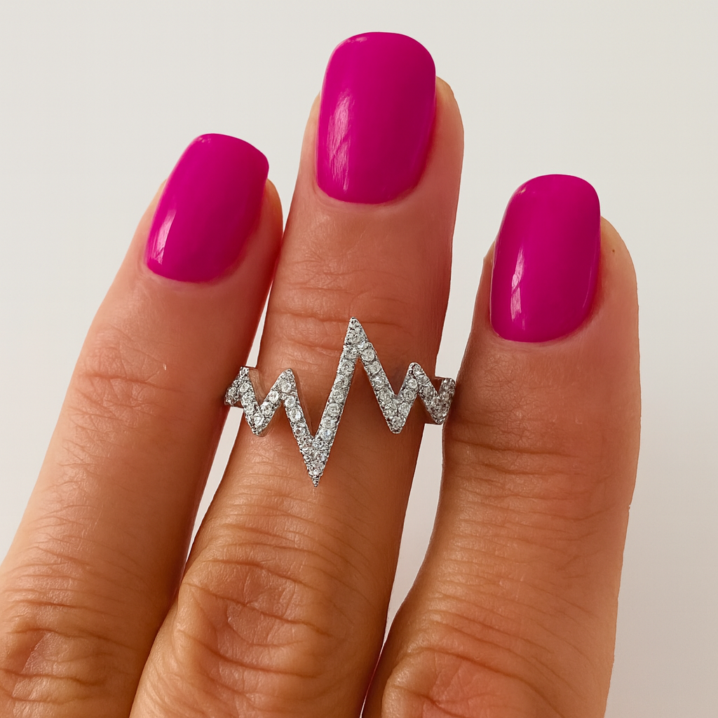 Inel din argint 925 cu design linia vieții și zirconii strălucitori, simbol al energiei și iubirii de viață, fotografiat pe fundal alb lucios pentru prezentare elegantă tip e-commerce, pe deget