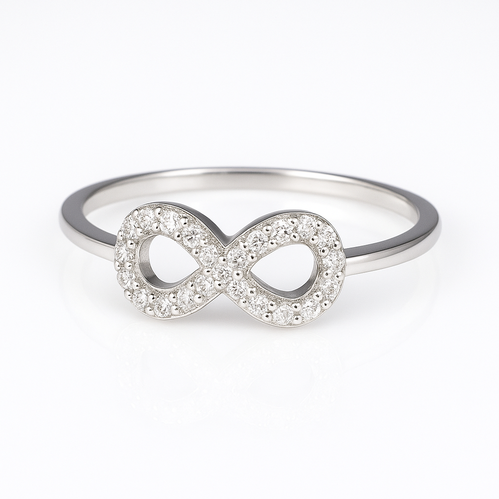 Bijuterie elegantă din argint 925 – inel cu simbol infinit și pietre zirconiu, reprezentând echilibrul, eternitatea și dragostea fără sfârșit.