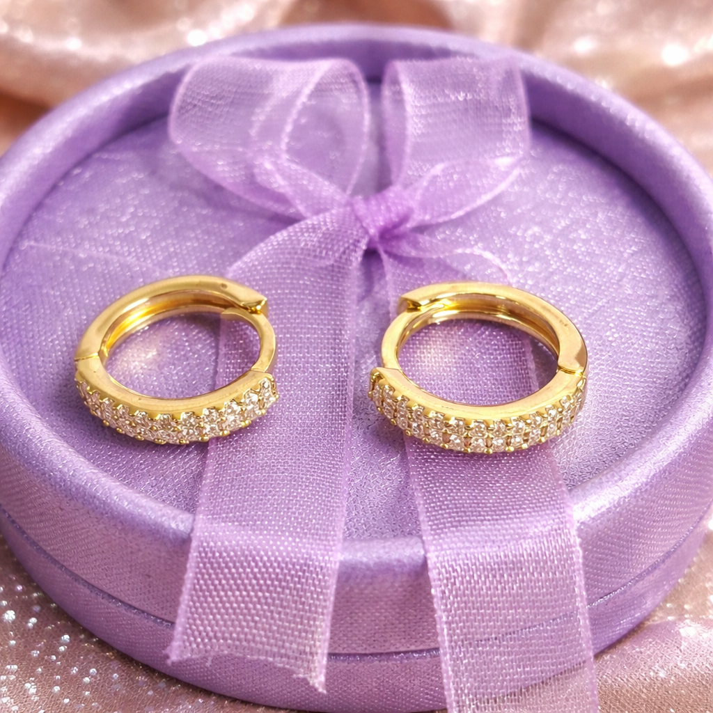 Cercei Rotunzi Huggie din Argint 925 Placat cu Aur 14K cu Zirconii Strălucitoare – Diametru 14 mm, Cercei Eleganți Damă. CD537