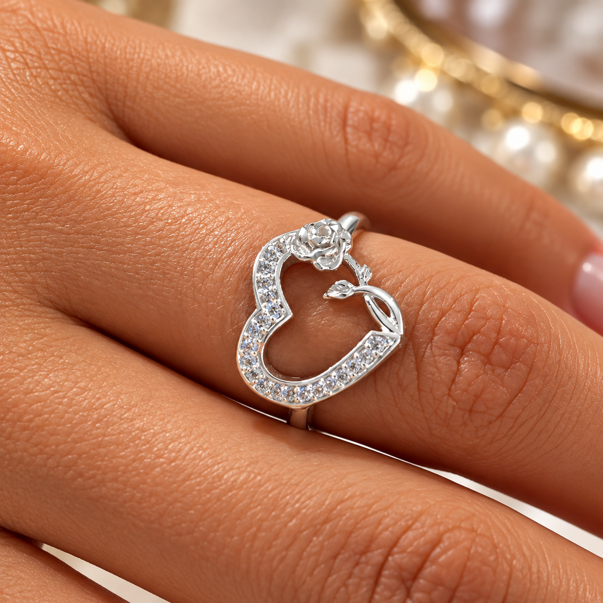 Inel din Argint 925 „Rose of Eternal Love” – Inimă Strălucitoare cu Trandafir al Iubirii și Pietre Albe. ID596