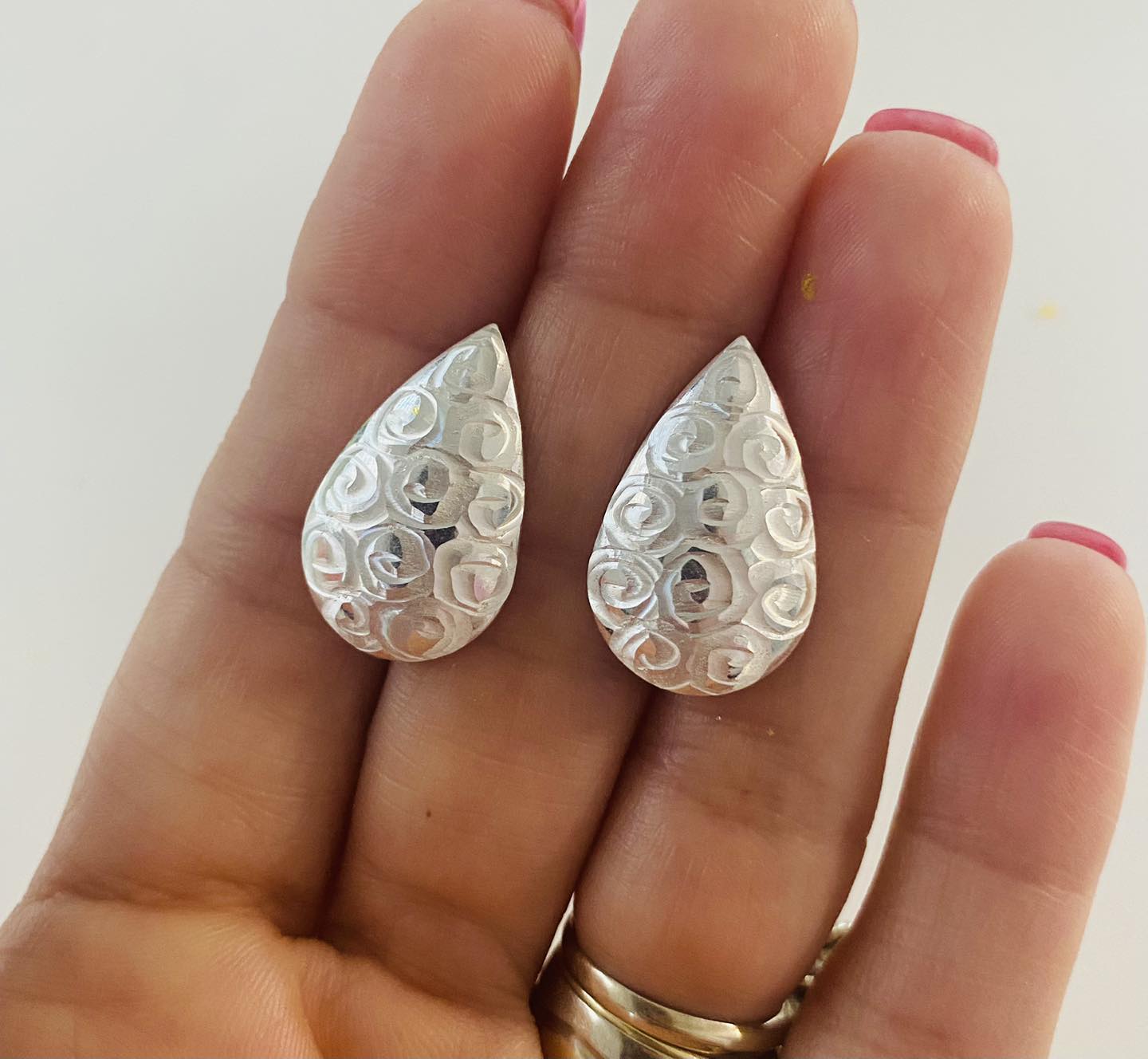 Cercei  din Argint 925 Lacrima Florală, Model Gravură Spiralată