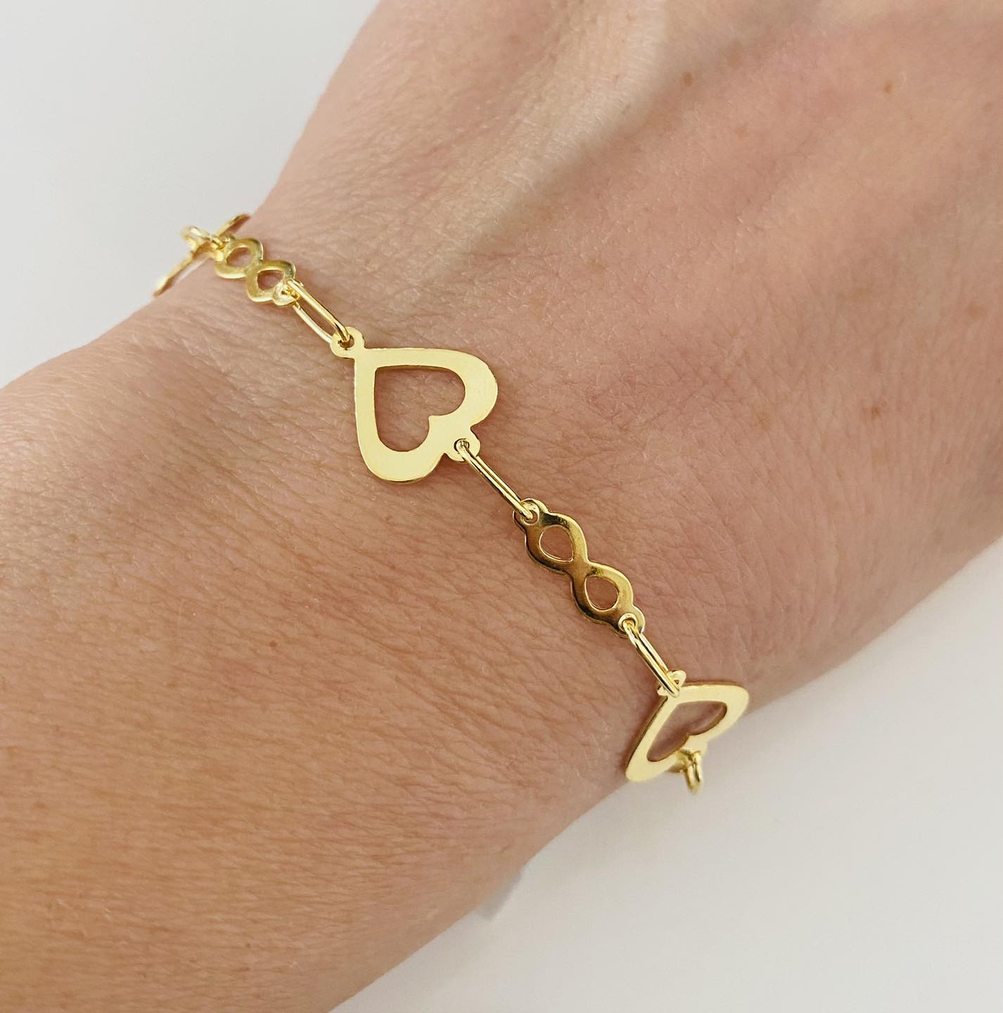 Brățară elegantă cu inimioare și simbol infinit din Argint 925 placat cu aur de 14K