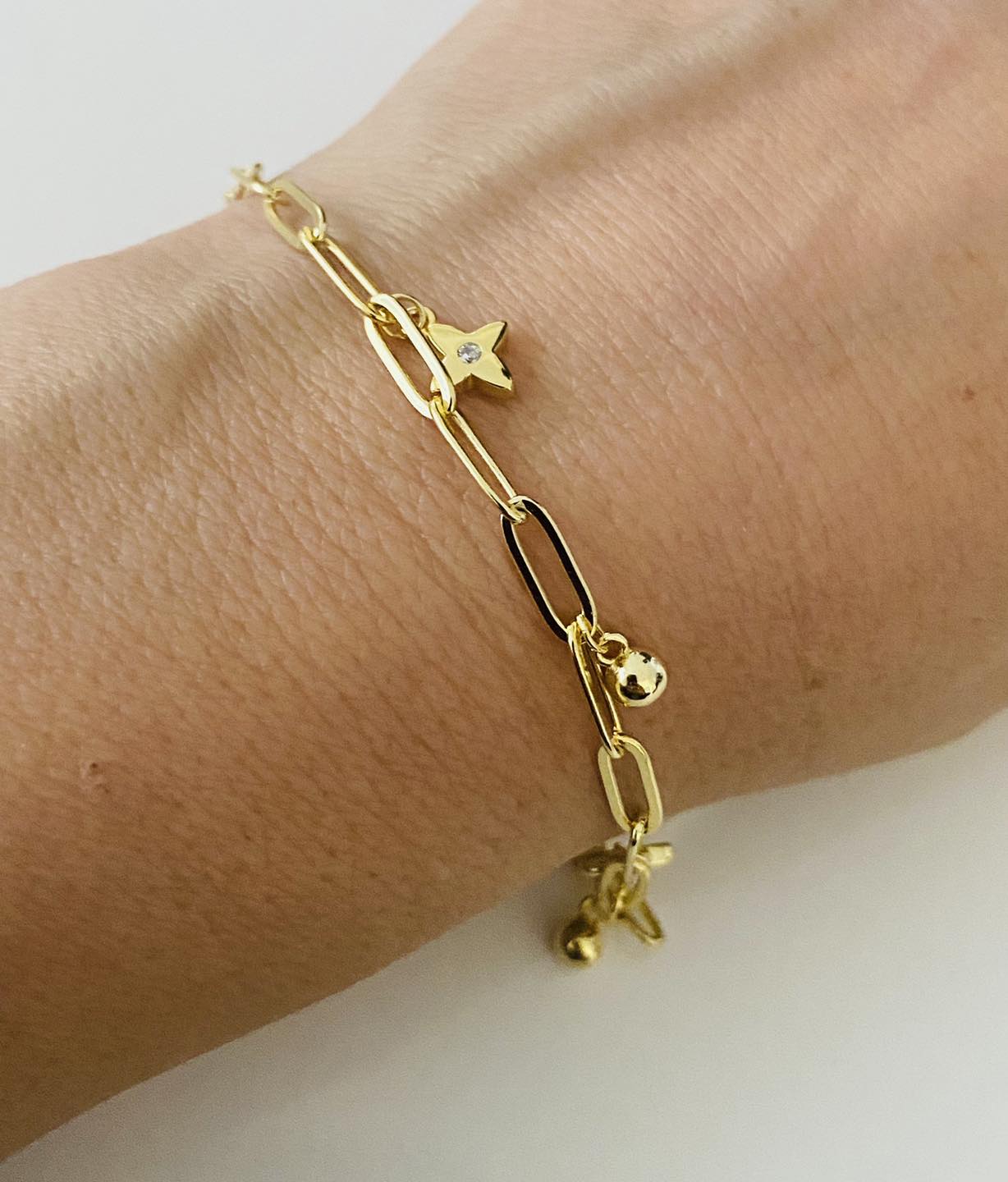 Brățară rafinată cu charmuri florale și stea din Argint 925 placat cu aur 14K, colecția Infinity Bijoux