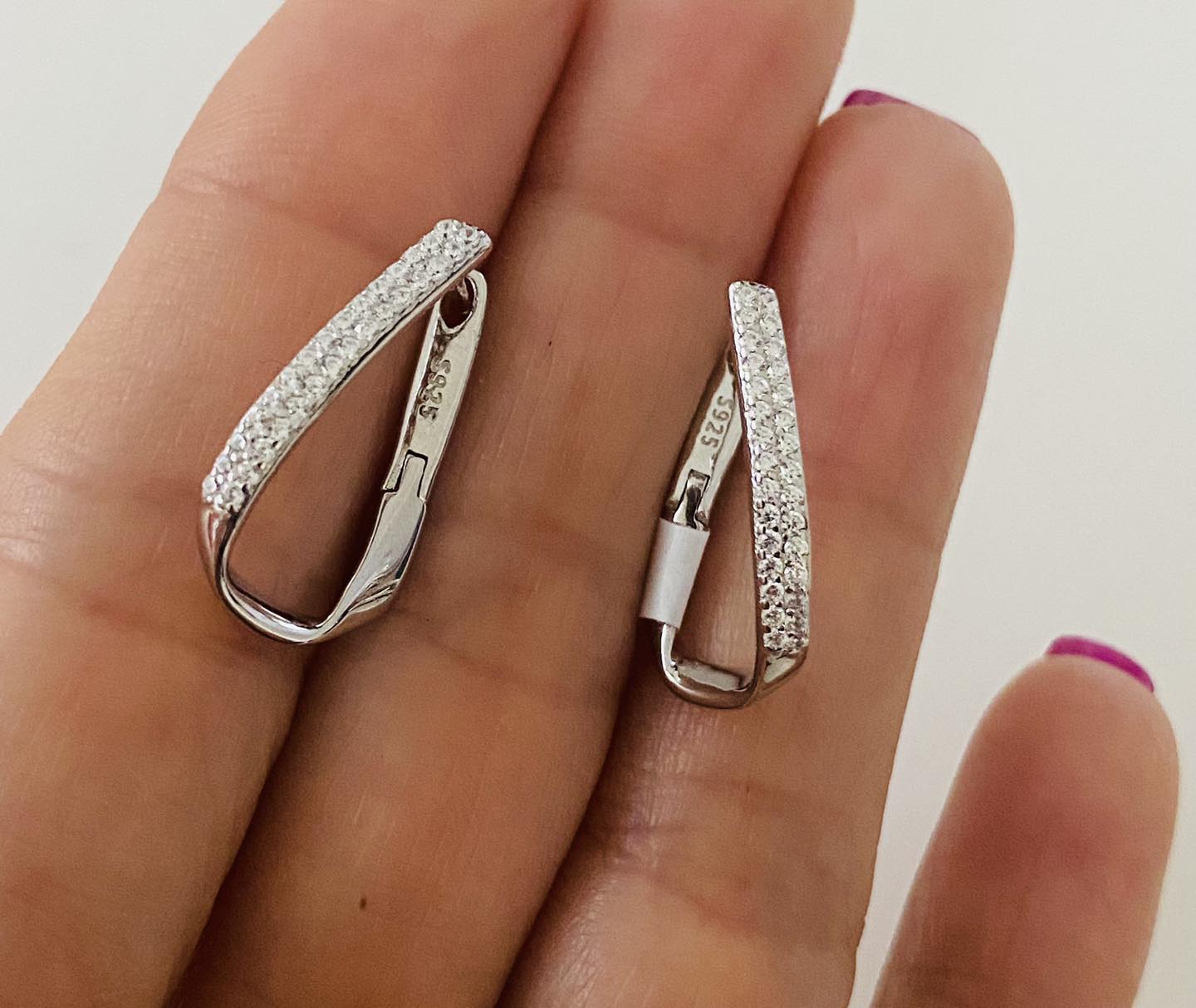 Cercei eleganți cu zirconii strălucitoare din Argint 925 rodiat, lungime 2 cm, colecția Infinity Bijoux