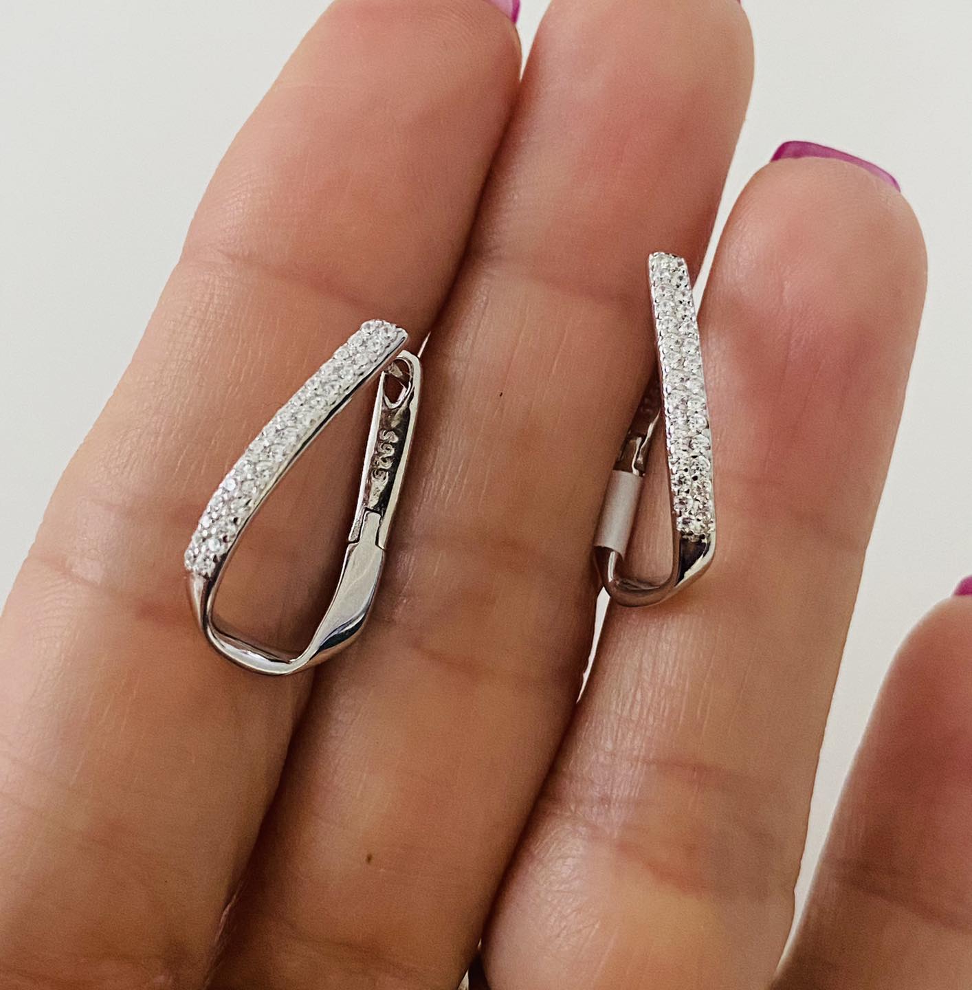Cercei eleganți cu zirconii strălucitoare din Argint 925 rodiat, lungime 2 cm, colecția Infinity Bijoux