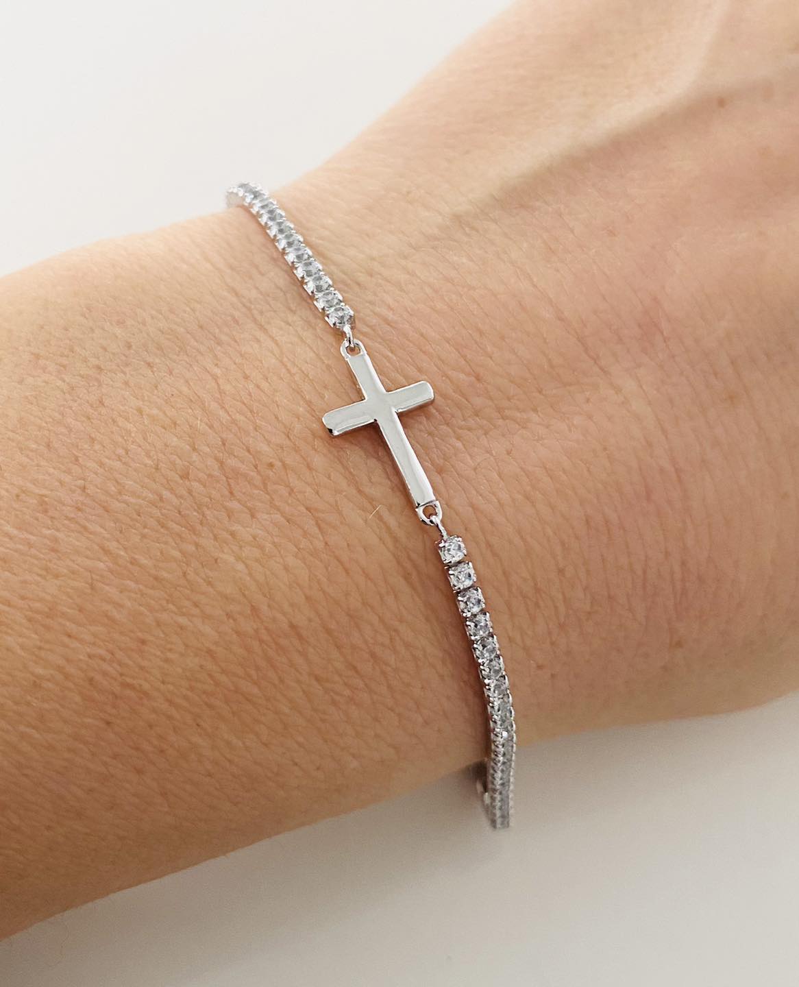 Brățară tenis din argint 925 cu cruce, bijuterie elegantă pentru femei, lungime ajustabilă 16+3 cm, greutate 3.20 grame, pietre strălucitoare zirconiu, ambalaj cadou de lux, verificată și marcată ANPC. Poza pe mana.