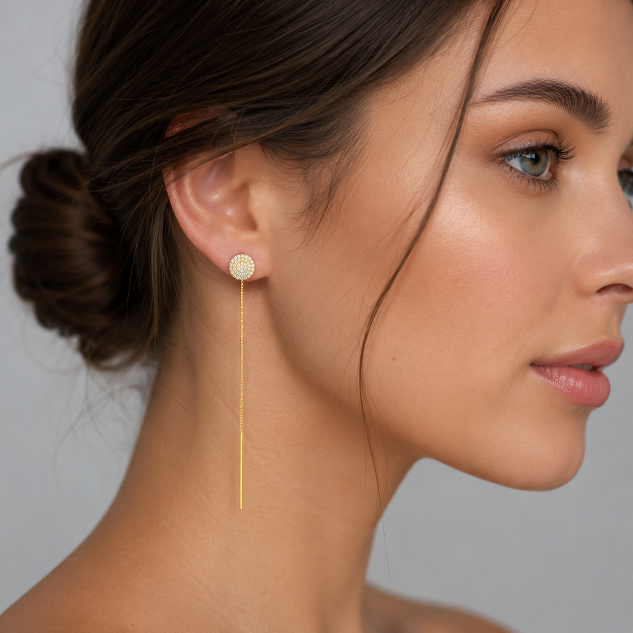 Cercei Threader din Argint 925 Placat cu Aur 14K cu Bănuț Rotund cu Zirconii – 10 mm, Lănțișor Lung 7.5 cm, Eleganță Minimalistă. CD583
