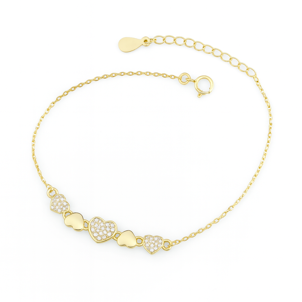 Brățară elegantă din argint 925 placat cu aur de 14K, model cu inimioare strălucitoare, simbol al iubirii și conexiunii, fotografie pe fundal alb , prezentare tip e-commerce de lux.