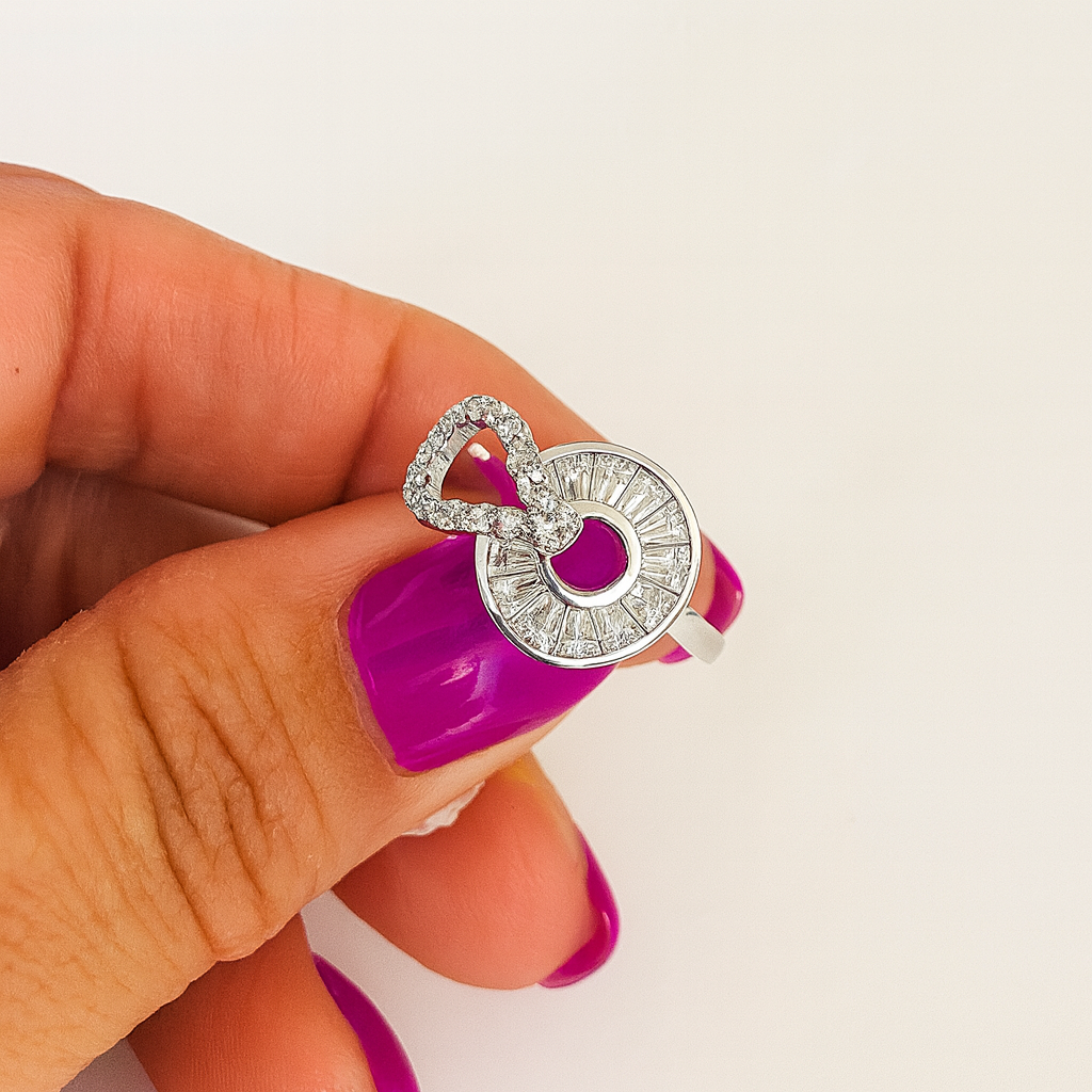 Inel elegant din argint 925 rodiat cu zirconii baguette, design circular strălucitor, fotografiat pe fundal alb lucios , bijuterie rafinată pentru femei, 2.1 grame, ambalaj cadou inclus.