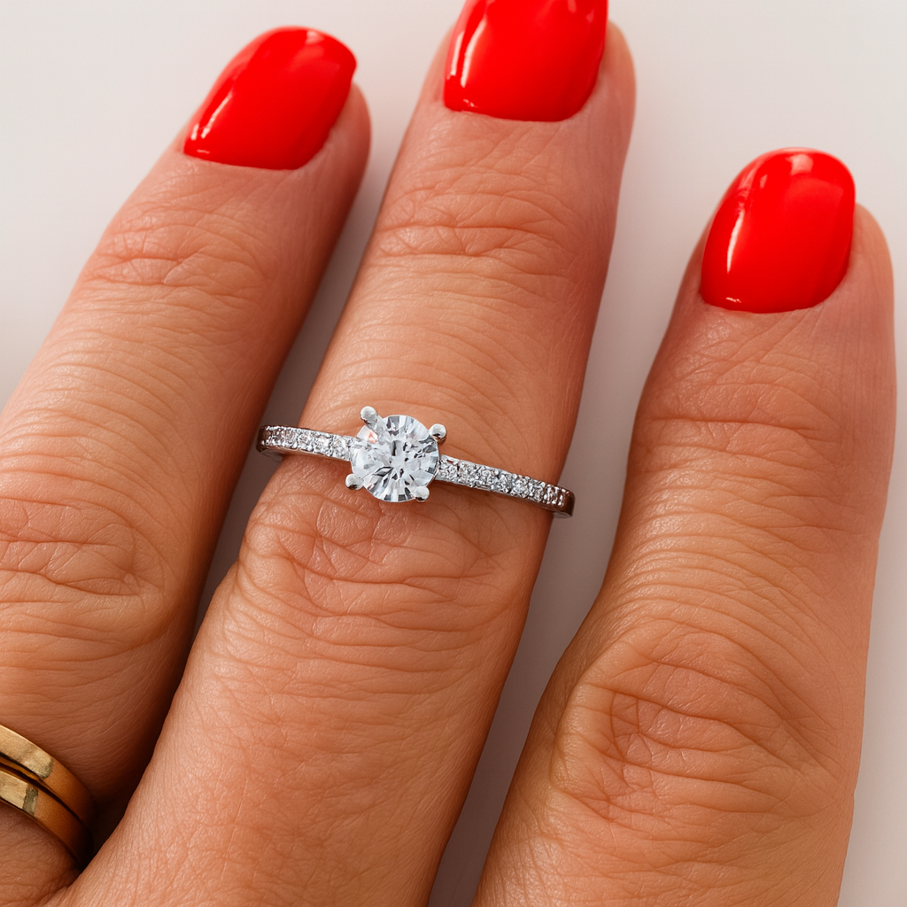 Inel de logodnă rafinat din argint 925, având o piatră centrală din zirconiu alb montată pe un design modern și delicat. Bijuteria cântărește aproximativ 1.65 grame, este livrată într-o cutie de bijuterii elegantă, însoțită de factură și certificat de conformitate. Simbolizează iubirea eternă, promisiunea și eleganța autentică, pe deget