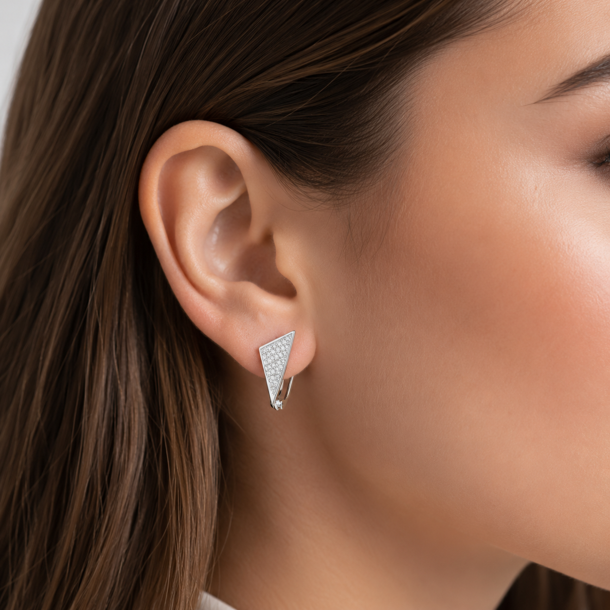 Cercei Triunghiulari din Argint 925 cu Zirconii – Design Geometric Modern 17x6 mm, Eleganță Minimalistă Premium. CD576