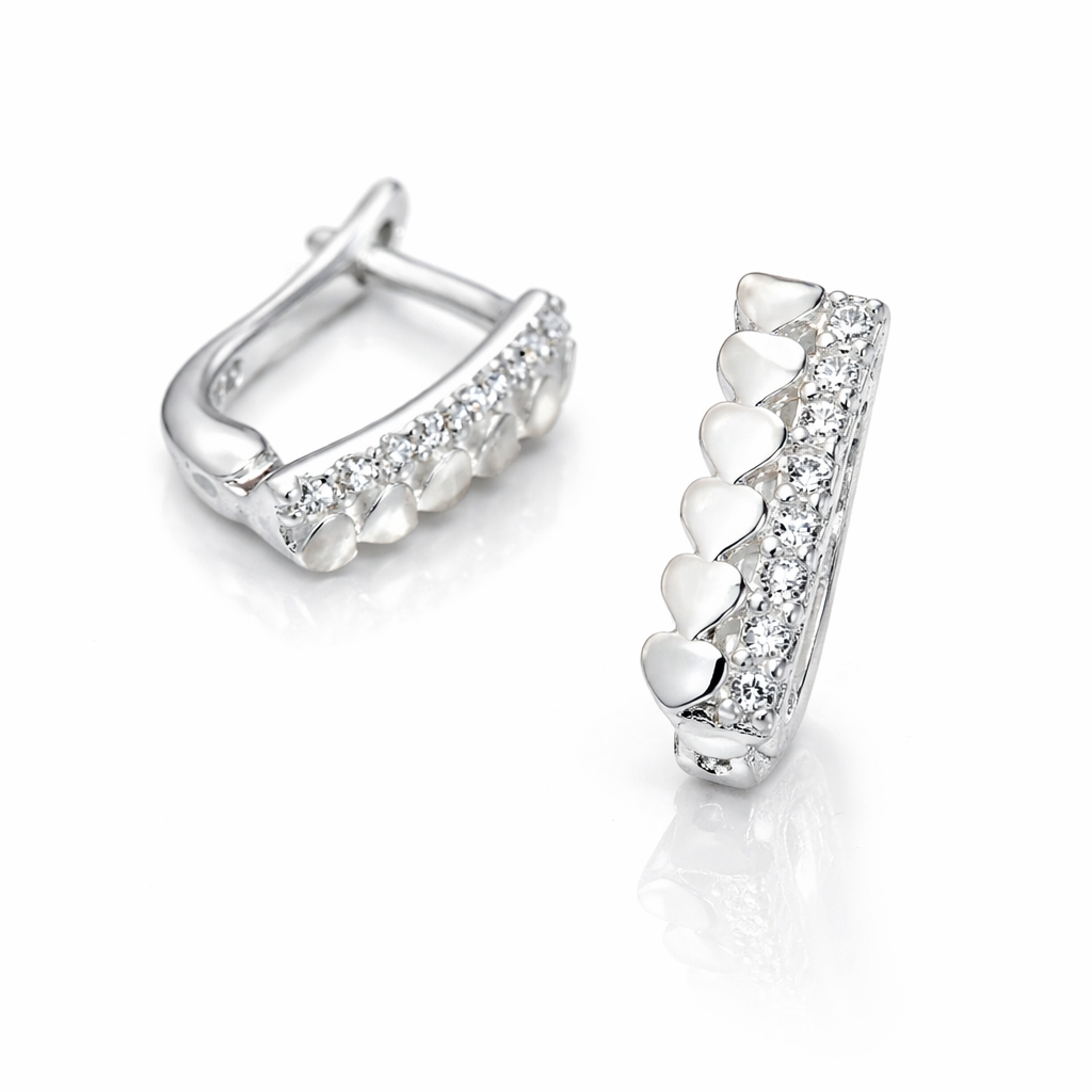 Cercei din Argint 925 cu Inimi Delicate și Zirconii Strălucitoare, 14 mm – Eleganță Romantică și Finisaj Premium. CD526