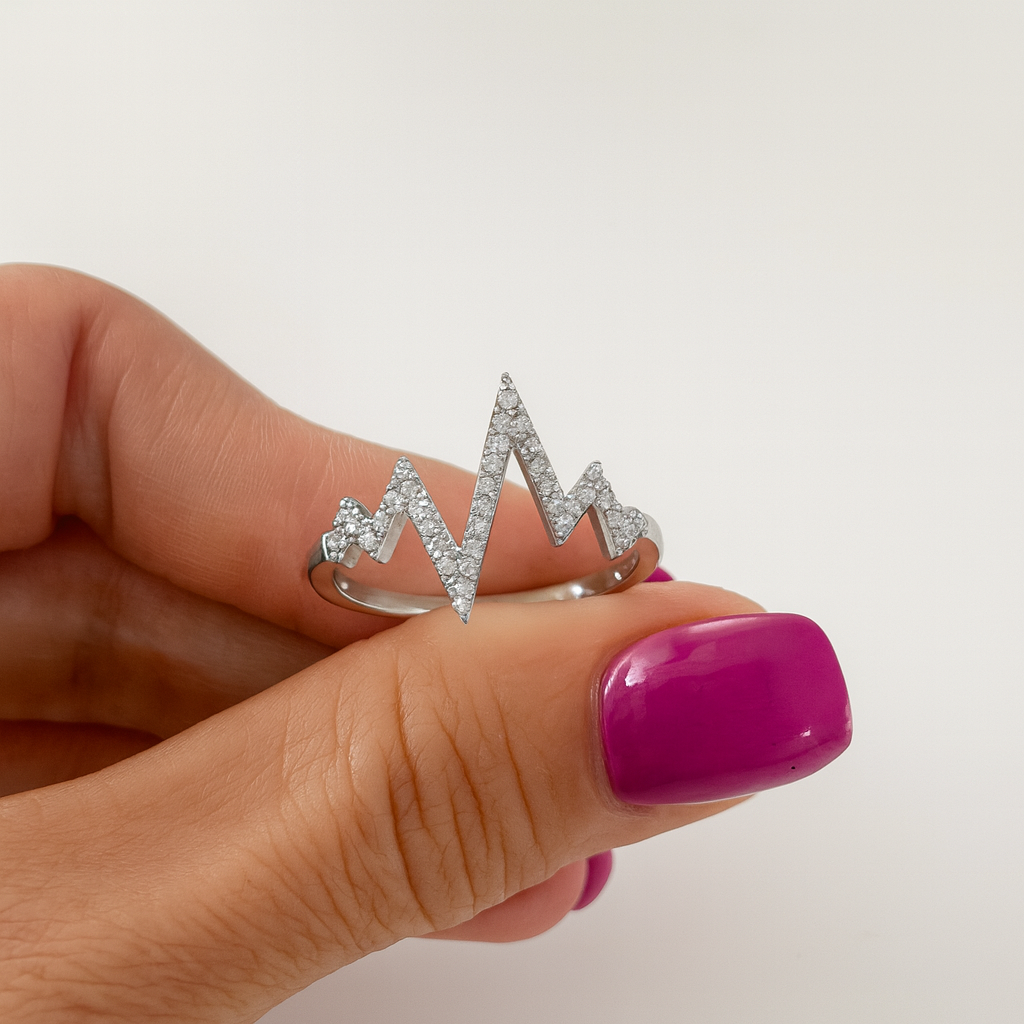 Inel din argint 925 cu design linia vieții și zirconii strălucitori, simbol al energiei și iubirii de viață, fotografiat pe fundal alb lucios pentru prezentare elegantă tip e-commerce, in mana