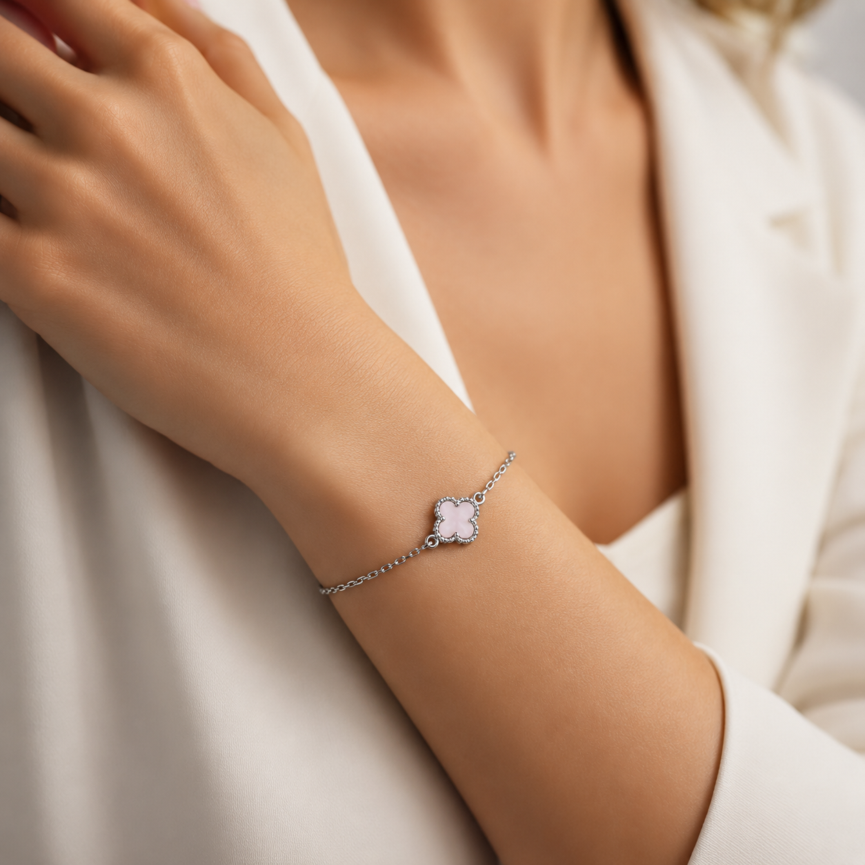 Brățară din Argint 925 Rodiat cu Sidef Roz, Model Trifoi Elegant, Inspirată de Stilul Van Cleef, Ajustabilă 16+5 cm. BD348