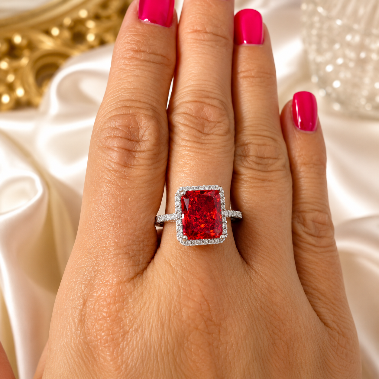 Inel din Argint 925 „Flacăra Regală” cu Zirconiu Roșu Rectangular 10x8 mm și Halo cu Zirconii – Eleganță Distinsă. ID537