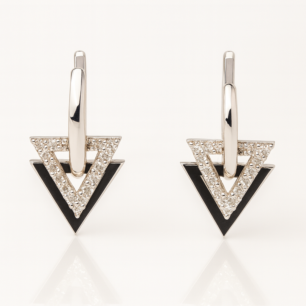 Cercei din argint 925 cu zirconii strălucitoare – design triunghiular, simbol al echilibrului feminin pe fundal alb