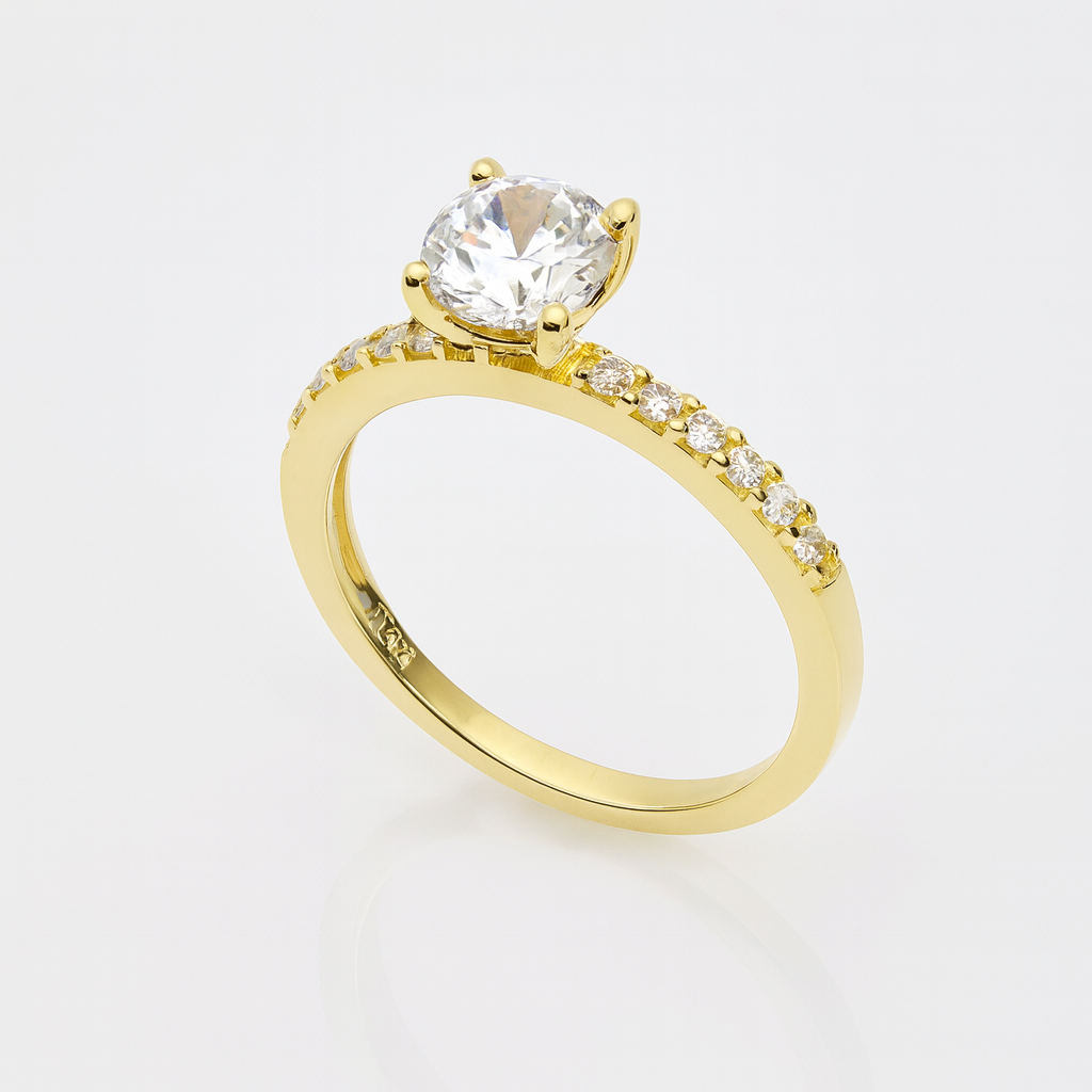 inel de logodnă din argint 925 placat cu aur de 14K, cu piatră centrală strălucitoare și cristale laterale, fotografiat pe fundal alb lucios, bijuterie elegantă pentru femei