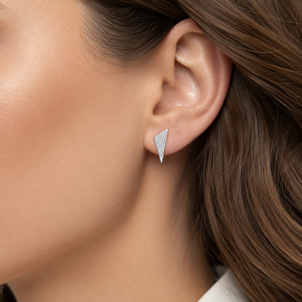 Cercei Triunghiulari din Argint 925 cu Zirconii – Design Geometric Modern 17x6 mm, Eleganță Minimalistă Premium. CD576