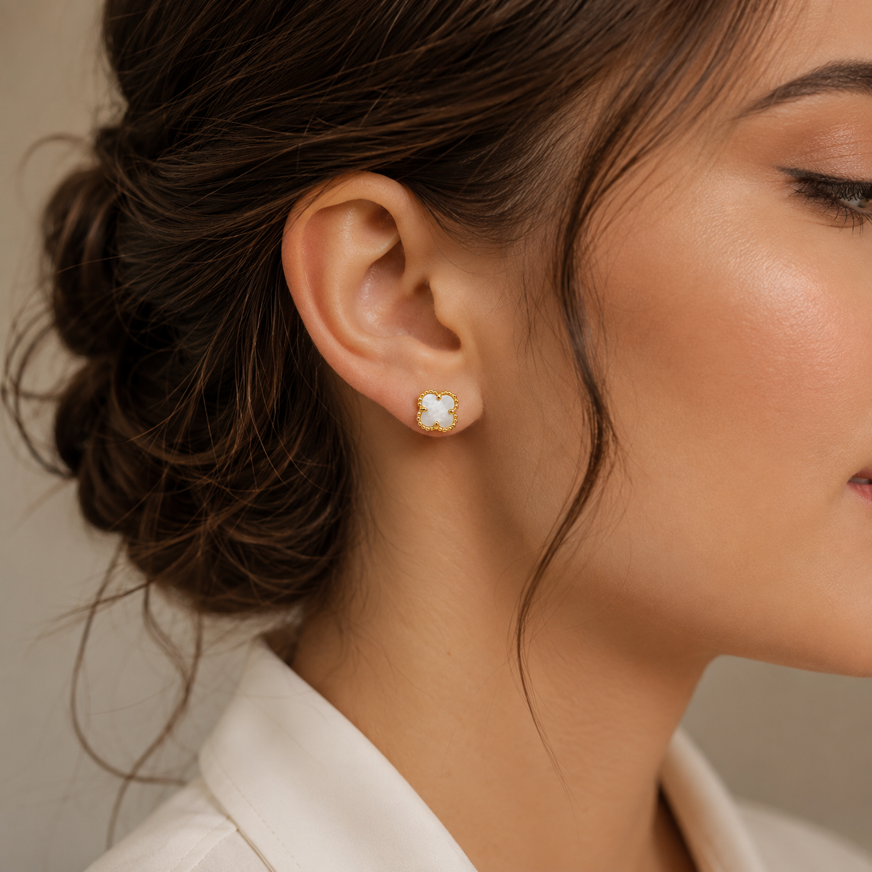 Cercei Trifoi din Argint 925 Placat cu Aur 14K și Sidef Alb, Model Elegant Tip Van Cleef, 6 mm. CD388
