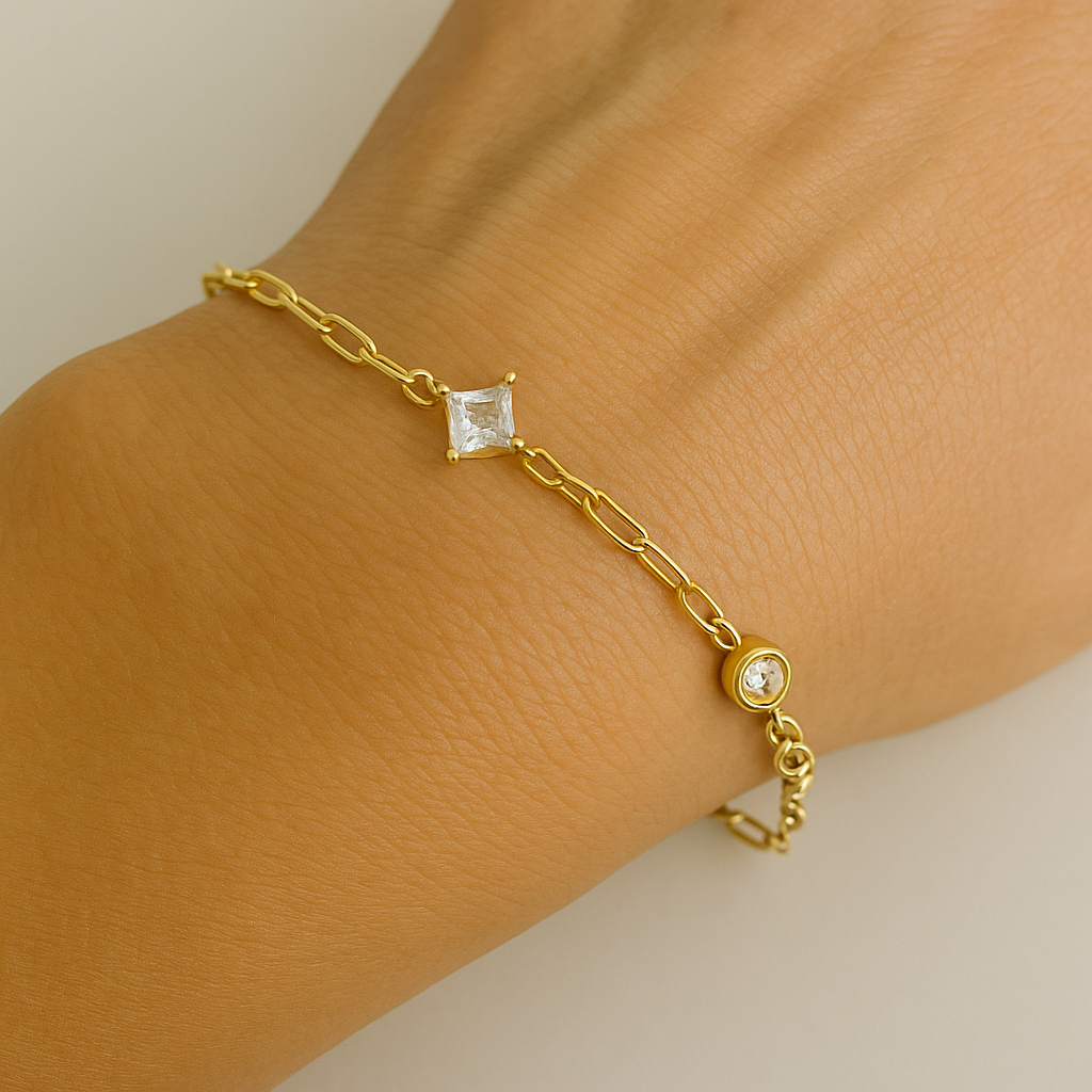 Brățară elegantă din argint 925 placat cu aur de 14K, cu zirconii strălucitori, lungime ajustabilă 17+3 cm, prezentată pe mana