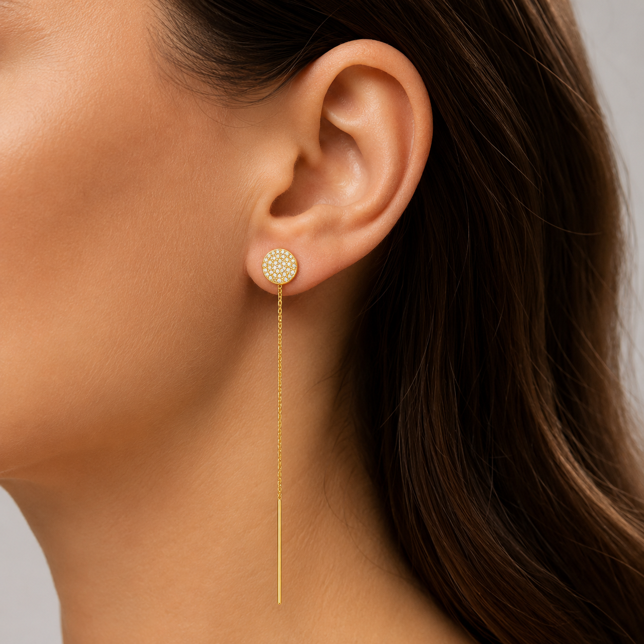 Cercei Threader din Argint 925 Placat cu Aur 14K cu Bănuț Rotund cu Zirconii – 10 mm, Lănțișor Lung 7.5 cm, Eleganță Minimalistă. CD583