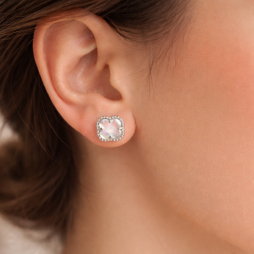 Cercei Argint 925 Rodiat cu Sidef Alb 8 mm – Trifoi Elegant Simbol Noroc | Cadou Premium Femei – InfinityBijoux.ro. CD376