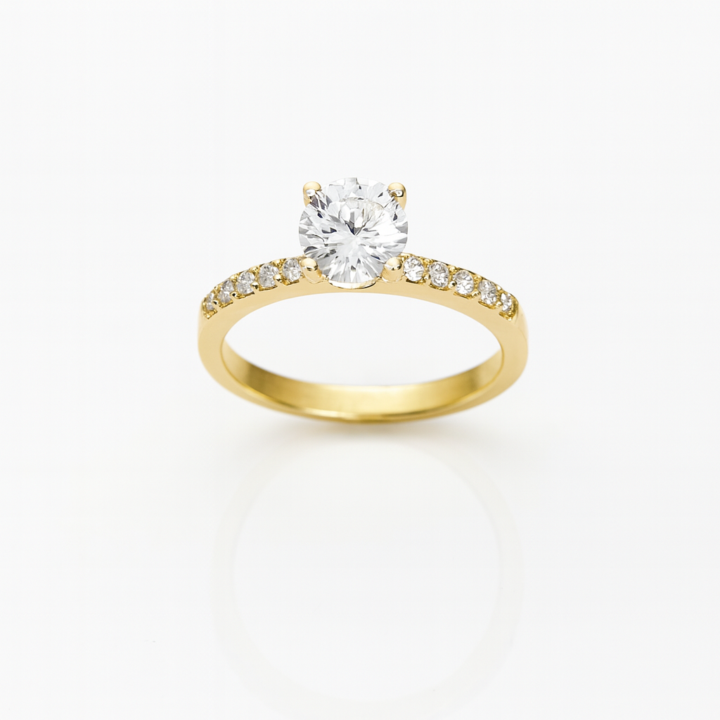 inel de logodnă din argint 925 placat cu aur de 14K, cu piatră centrală strălucitoare și cristale laterale, fotografiat pe fundal alb lucios, bijuterie elegantă pentru femei, fundal alb