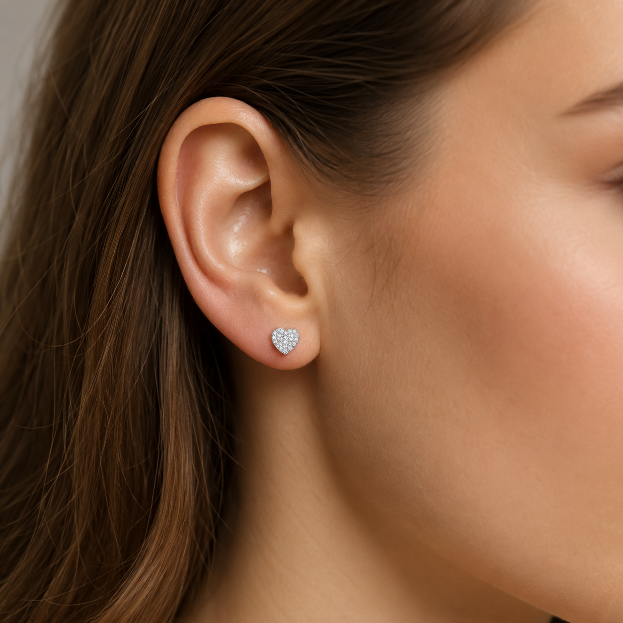 Cercei Inimă din Argint 925 cu Zirconii Strălucitoare, 8x8 mm – Eleganță Delicată pentru Femei | Cadou Ideal România. CD580