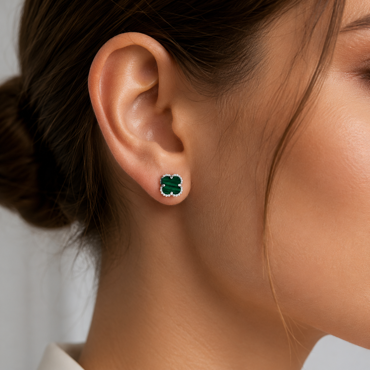 Cercei din Argint 925 cu Malachit Verde Tip Van Cleef 7x7 mm – Închidere cu Șurub. CD378