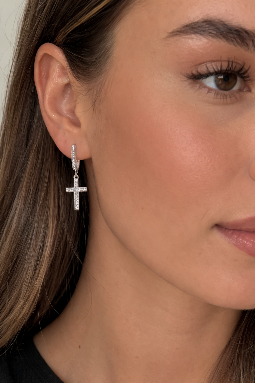 Cercei din Argint 925 cu Cruce și Zirconii Strălucitoare – Cercei Damă Eleganți cu Tortiță, 2.8 cm. CD528