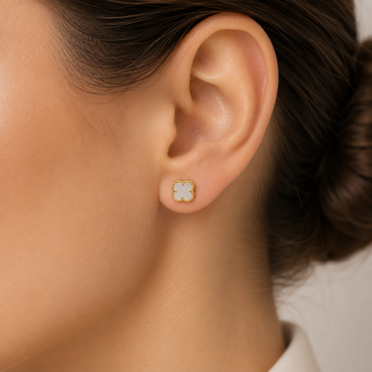 Cercei Trifoi din Argint 925 Placat cu Aur 14K și Sidef Alb, Model Elegant Tip Van Cleef, 6 mm. CD388