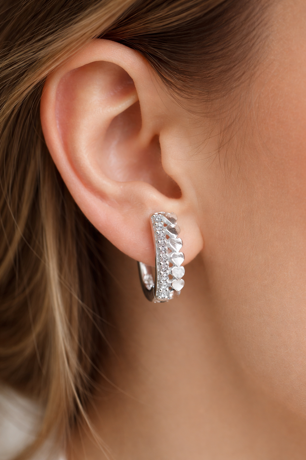 Cercei din Argint 925 cu Inimi Delicate și Zirconii Strălucitoare, 14 mm – Eleganță Romantică și Finisaj Premium. CD526