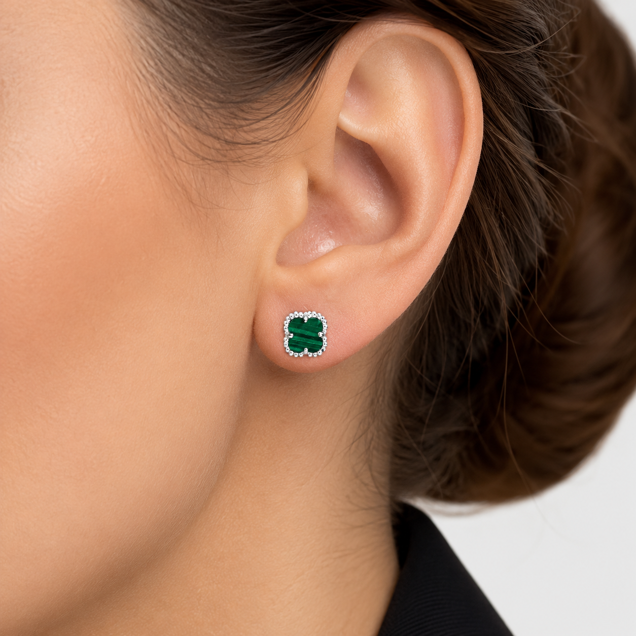 Cercei din Argint 925 cu Malachit Verde Tip Van Cleef 7x7 mm – Închidere cu Șurub. CD378