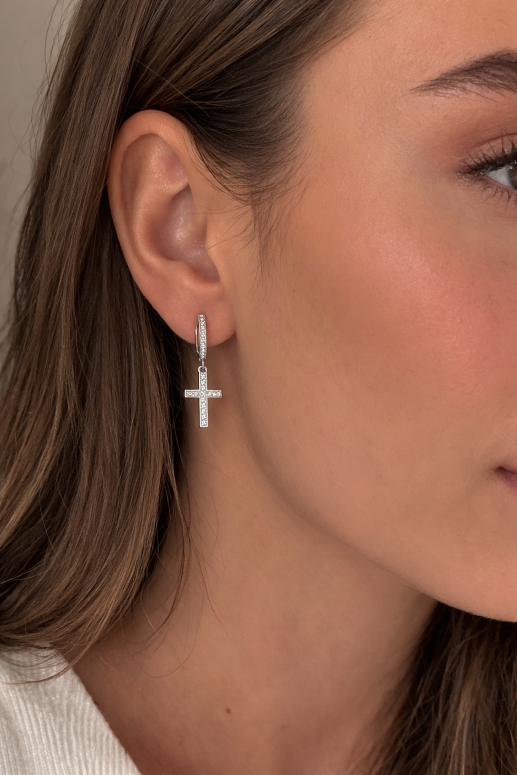 Cercei din Argint 925 cu Cruce și Zirconii Strălucitoare – Cercei Damă Eleganți cu Tortiță, 2.8 cm. CD528