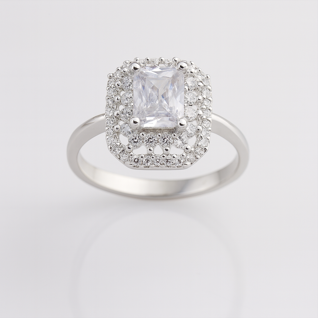 Bijuterie elegantă din argint 925, inel cu piatră centrală tăietură princess și cristale zirconia.