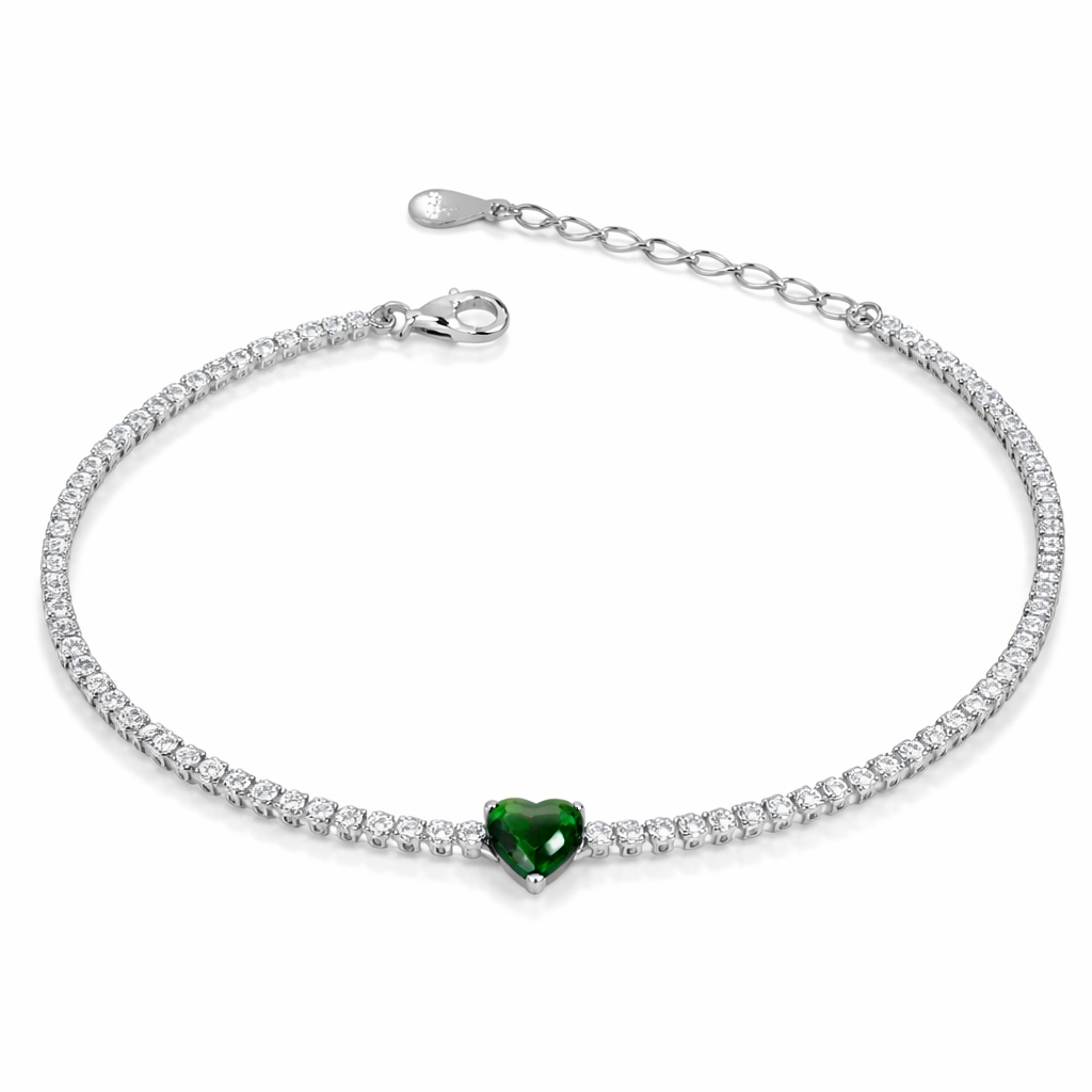 Brățară din argint 925 tip tennis cu inimă verde și zirconii strălucitoare, prezentată pe fundal alb lucios pentru e-commerce.