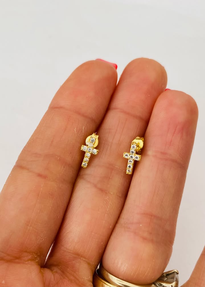 Cercei cu surub din argint 925 suflat cu aur, model cruciulita cu cristale din zirconii