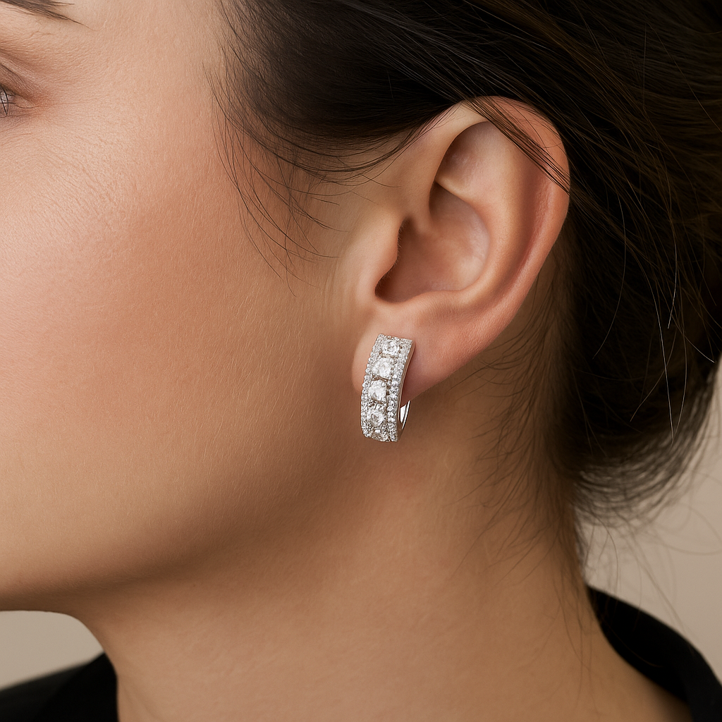 Cercei din argint 925 cu zirconii albe, purtați de o domnișoară elegantă. Imagine close-up care evidențiază detaliile fine și strălucirea cerceilor, ideală pentru prezentare produs bijuterii pe site e-commerce InfinityBijoux.ro.