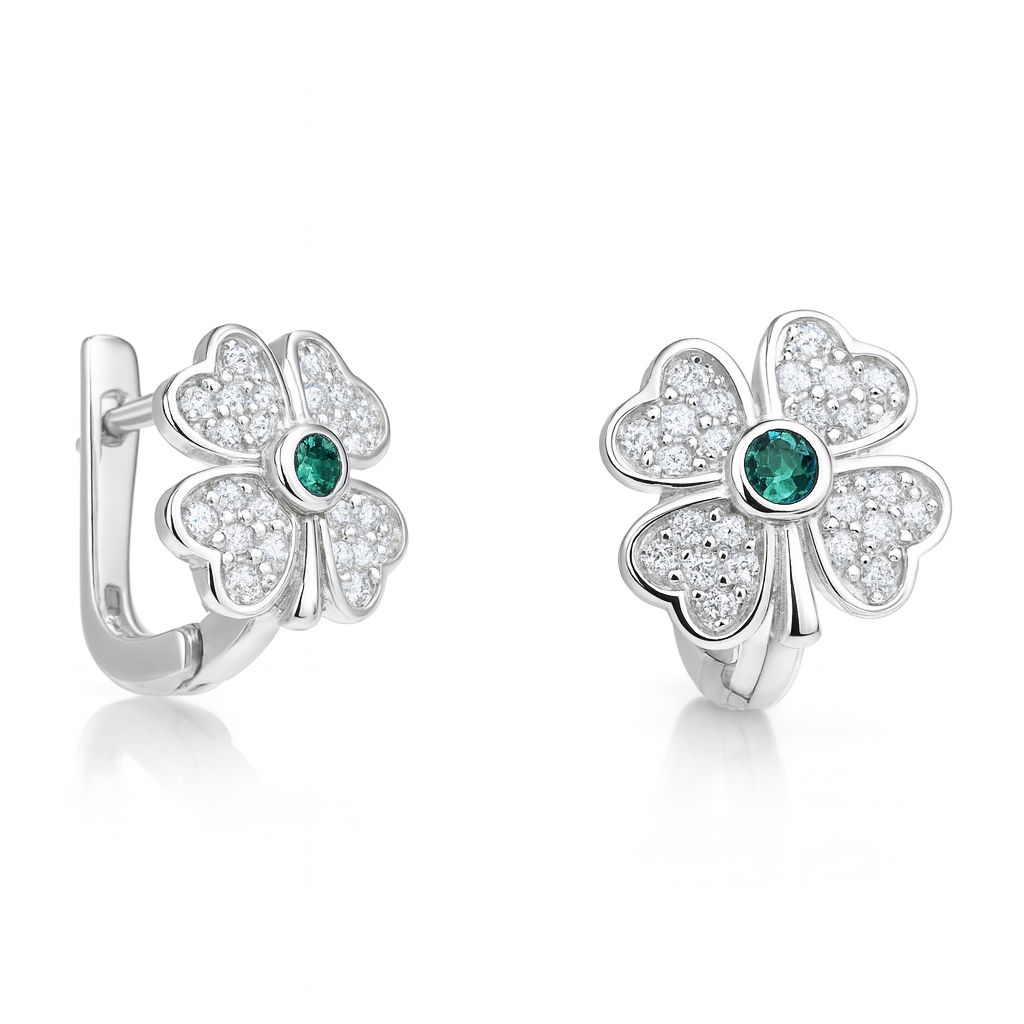 Cercei eleganți din argint cu trifoi norocos și cristal verde central – fotografie e-commerce