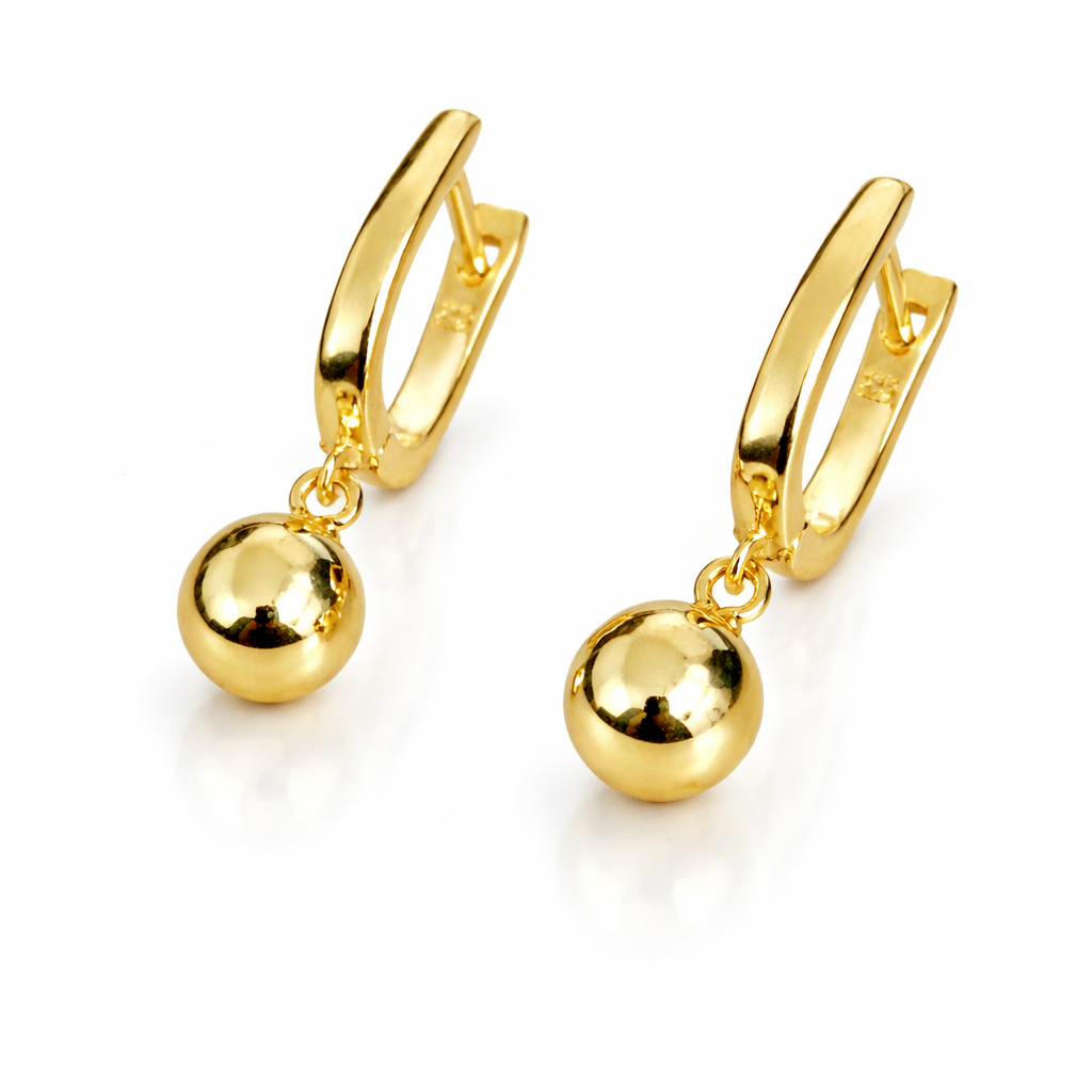 Cercei fini din argint 925 placat cu aur de 14K, biluță de 7 mm și sistem de prindere cu tortiță