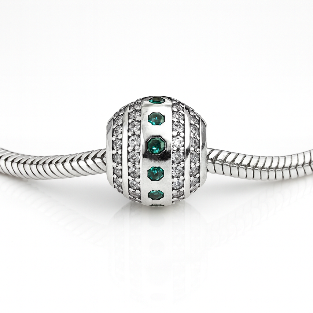 Charm argint 925 strălucitor, decorat cu cristale verzi, ideal pentru colecții de bijuterii.
