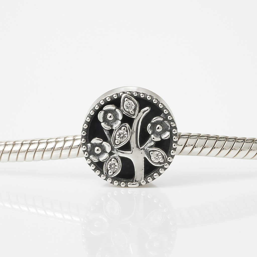 Charm argint 925 tip Pandora cu design Arborele Vieții, detalii fine și finisaj lucios, imagine pentru magazin online.