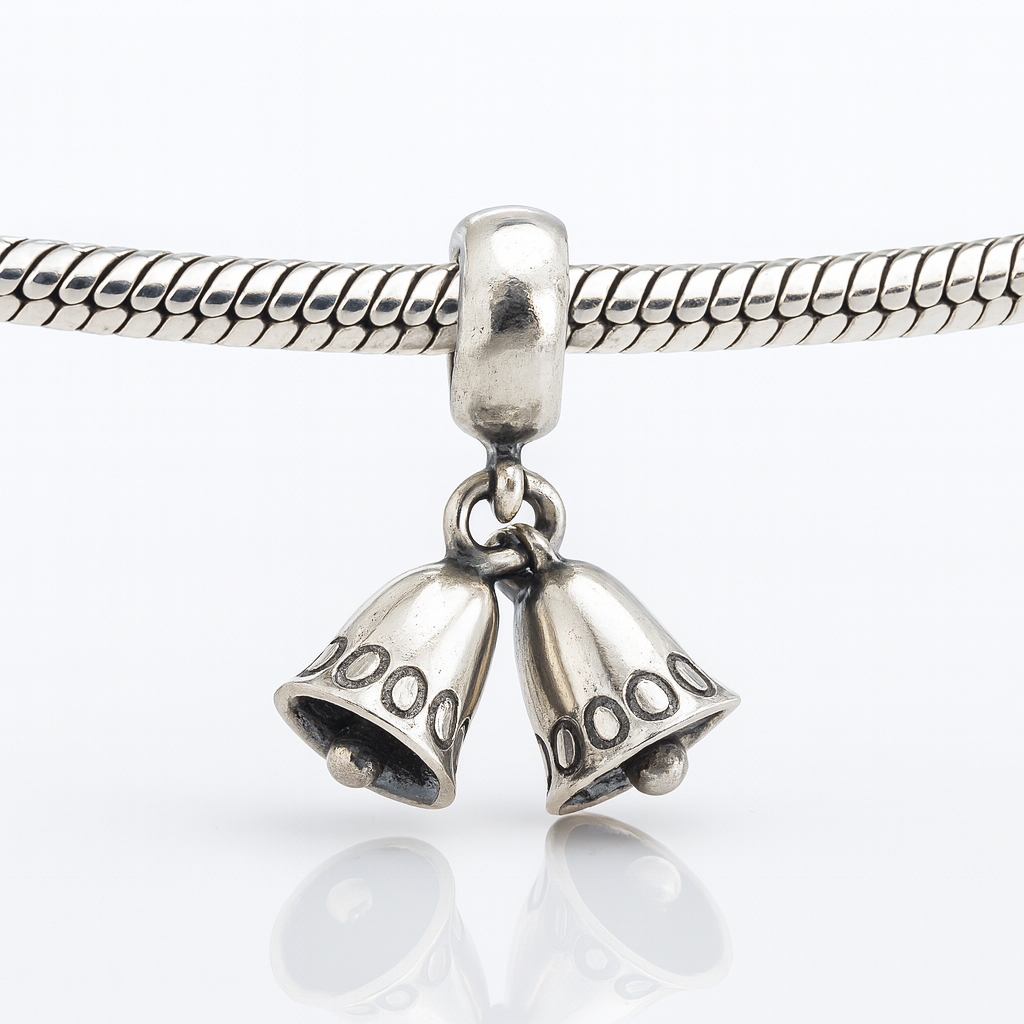 Charm clopoței din argint 925 compatibil Pandora pe fundal alb lucios