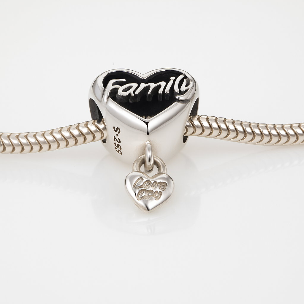 Charm din argint 925 „Family Love You” în formă de inimă, simbol al iubirii și unității familiei, compatibil cu brățările Pandora, fundal alb lucios – Infinity Bijoux