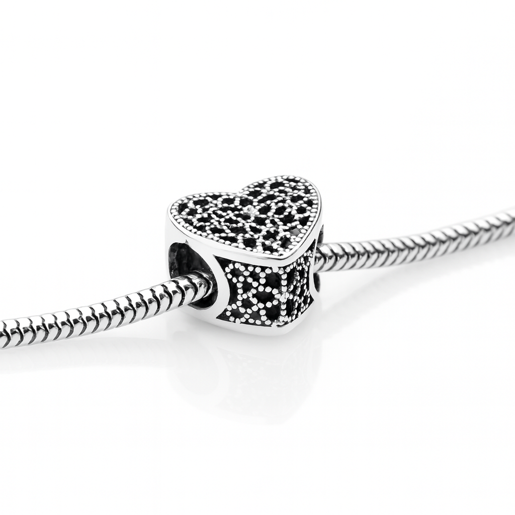 Charm inimă detaliat din Argint 925 – simbol al iubirii și conexiunii