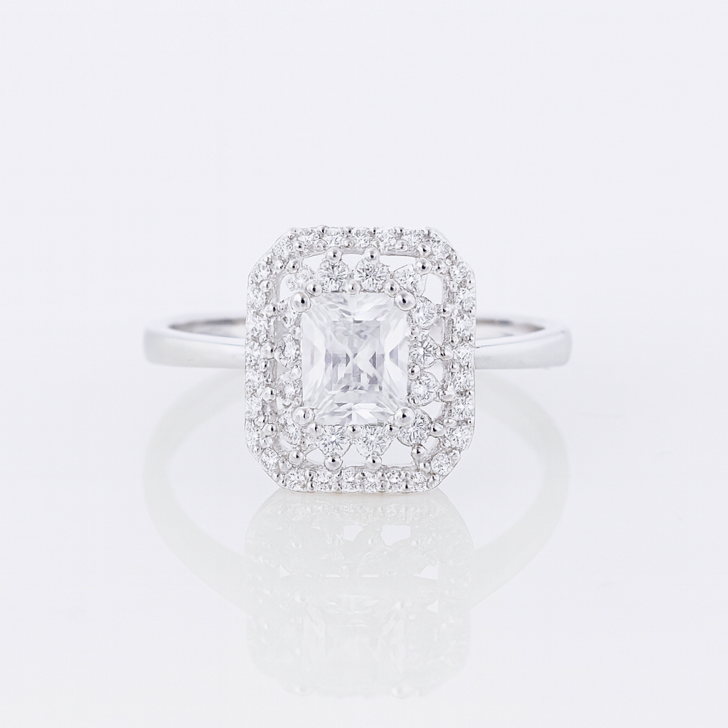 Inel de logodnă din argint 925 cu design rafinat și piatră dreptunghiulară, imagine pentru e-commerce.