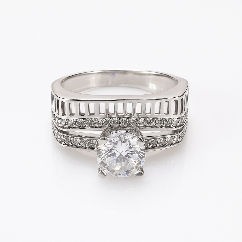 Inel din argint 925 rodiat cu piatră strălucitoare pe fundal alb – bijuterie elegantă InfinityBijoux.ro