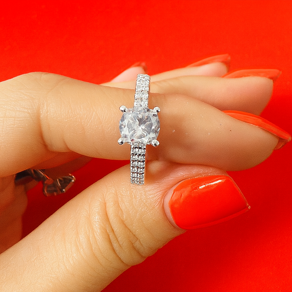 Inel sofisticat din argint 925 cu zirconii și piatră centrală în montură clasică