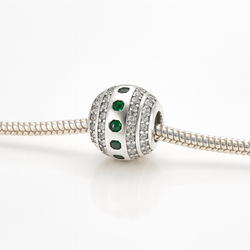 Talisman din argint cu pietre verzi și zirconii albe, model rotund elegant pentru accesorii damă.