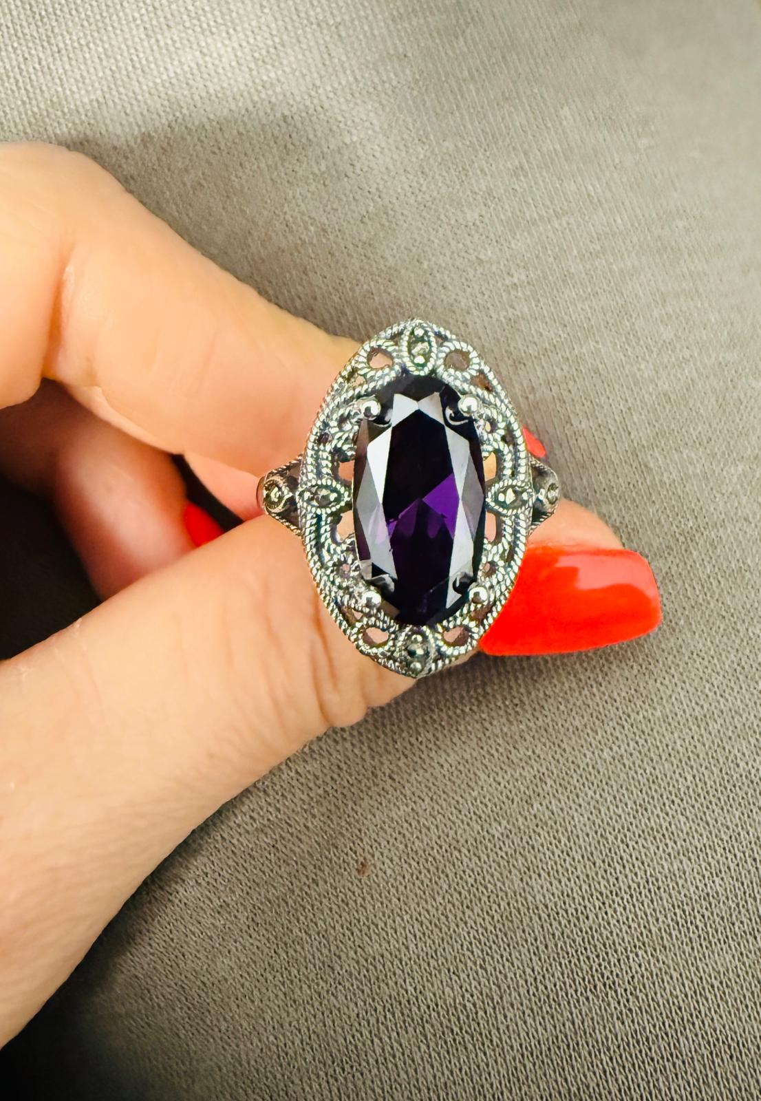 bijuterie damă inel argint cu marcasite și piatră violet pentru colecții elegante
